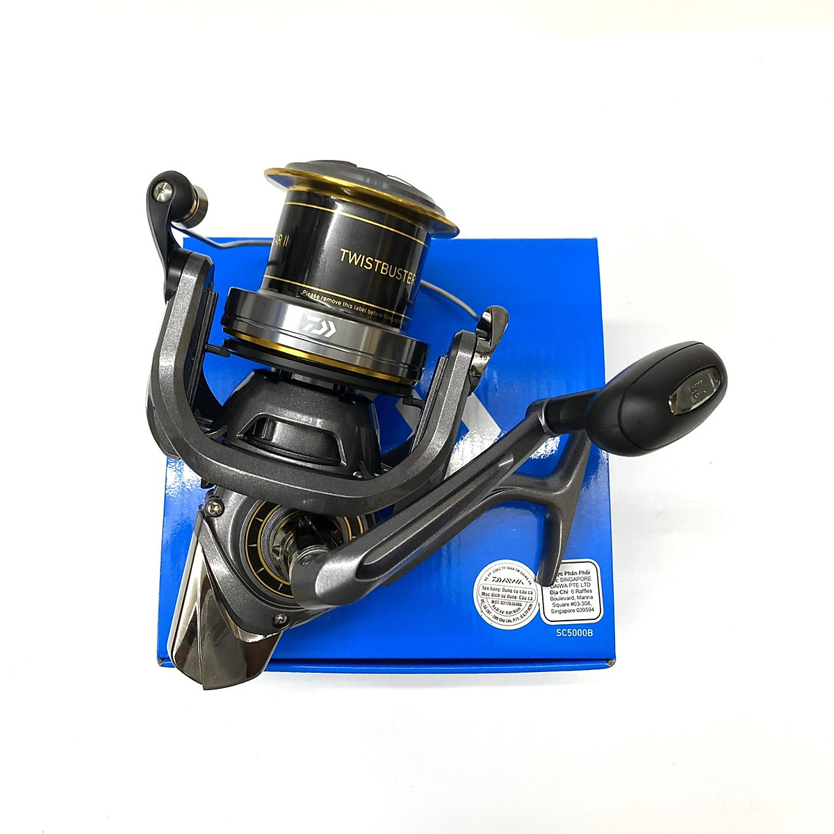 Máy câu cá Daiwa Shorecast 5000b Dùng cho cần máy đứng Chuyên câu lục xa bờ Tỉ lệ vòng quay: 4.9:1 Trọng lượng: 650g Lực kéo max: 15kg Tỉ lệ vòng dây: 106cm Số lượng bạc đạn: 1 Sức chứa dây: 14lb (6.4kg) 0.35mm - 370m 17lb (7.7kg) 0.40mm - 280m 20lb (9.1kg) 0.45mm - 220m Thương hiệu: Daiwa Japan Xuất xứ: Việt Nam